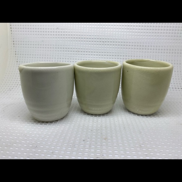 Vintage Porcelain Sake Set, 4 pcs 5-3/4"H Decanter & 2" Cups. - Picture 14 of 14